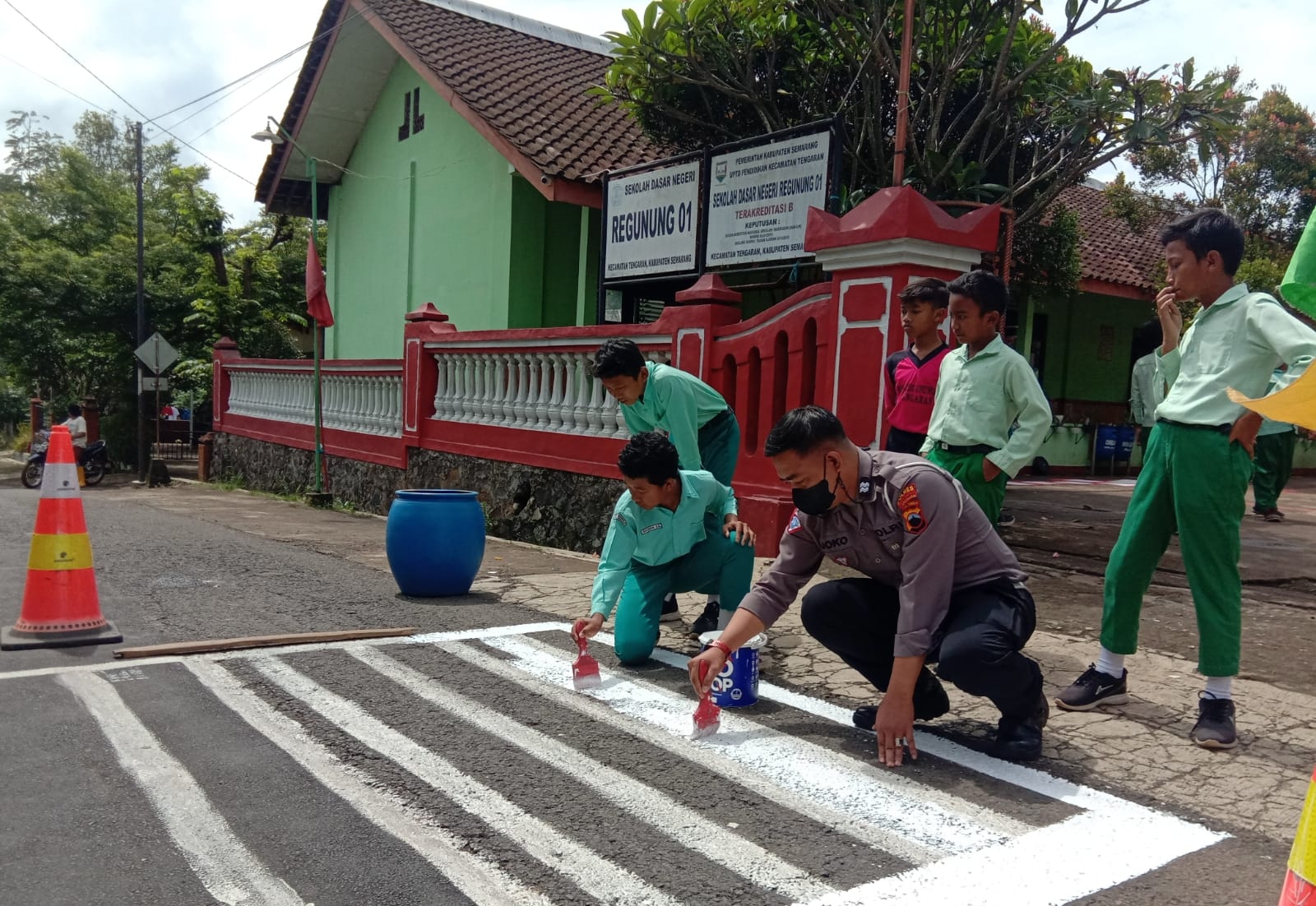 Siswa-SD-Negeri-Regunung-1-saat-mengecet-zebra-cross-di-jalan.jpg