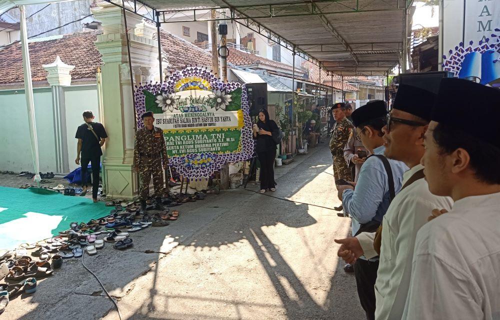 Suasana-rumah-duka-Syarifah-Salma-di-kediaman-Habib-Luthfi-Yahya-Kota-Pekalongan-Rabu-2952024.jpg
