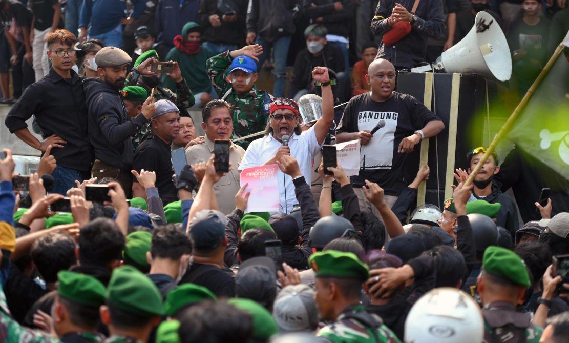 TEMUI-DEMONSTRAN-Bupati-Temanggung-Agus-Setyawan.jpg
