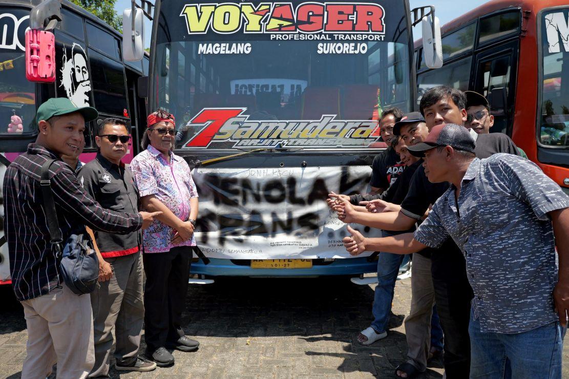 TEMUI-PESETA-AKSI-Bupati-Temanggung-Agus-Gondrong-temui-awak-angkutan.jpg
