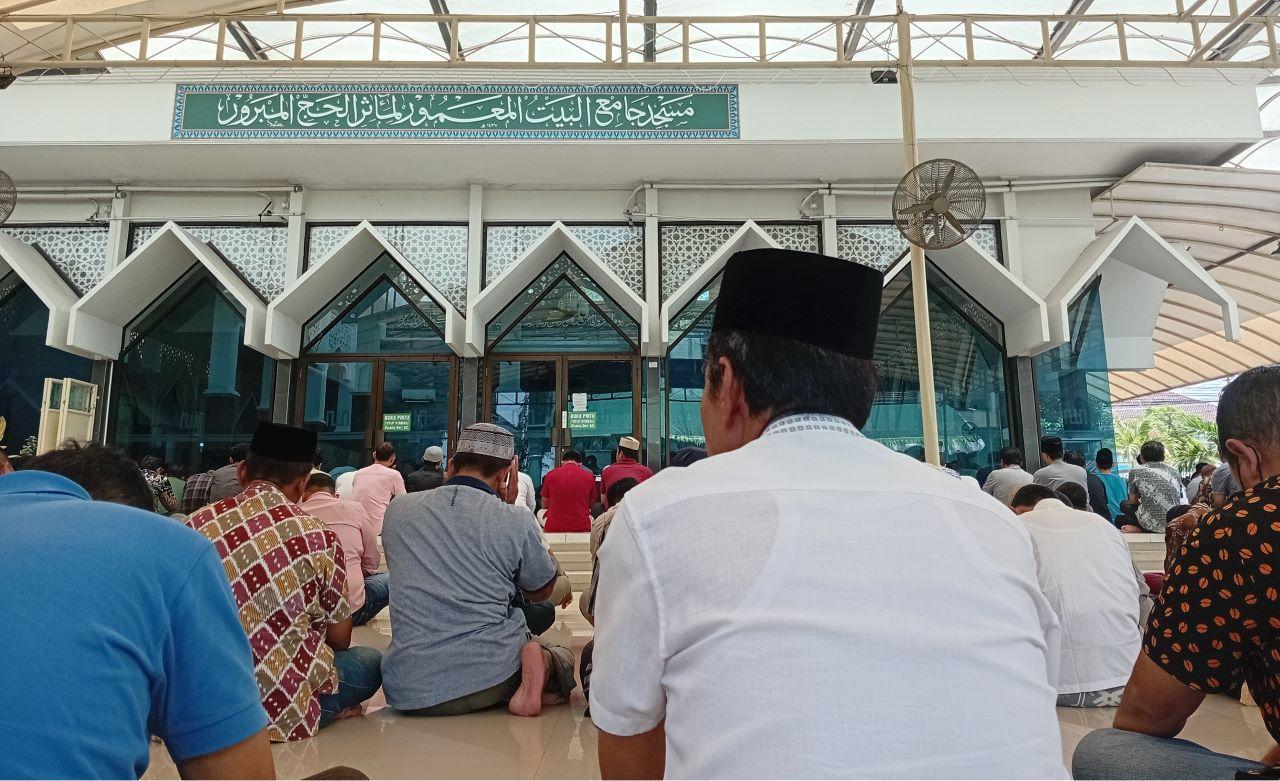 TUNAIKAN-IBADAH-Jemaah-bersiap-menunaikan-salat-Jumat-di-Masjid.jpg