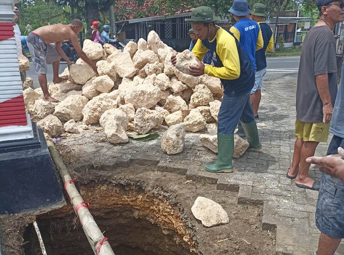 Diguyur Hujan Berhari-Hari, Tanah Jalan Bendung Kidangan Blora Ambles Sedalam 3 Meter