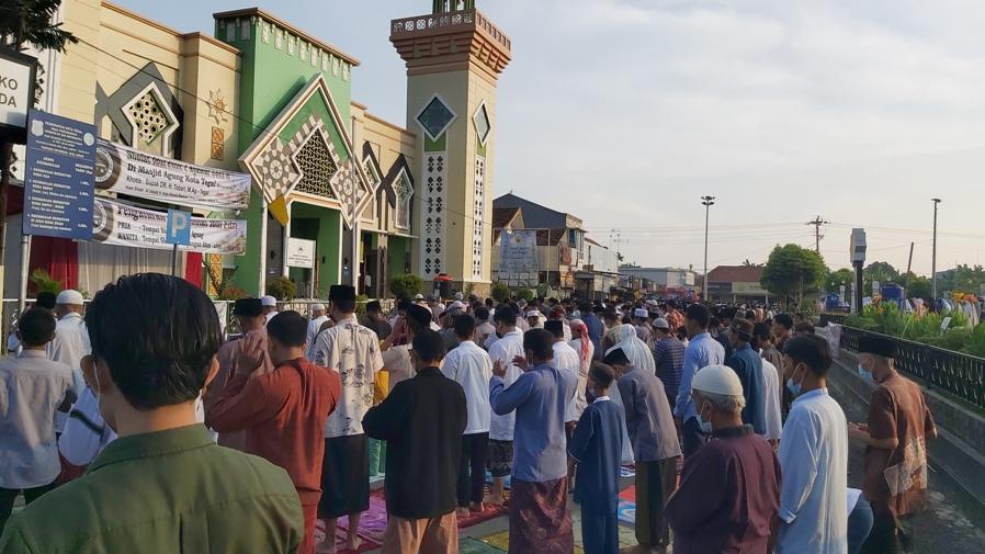 Warga-melaksanakan-salat-Ied-di-Masjid-Agung-Tegal-Senin-242022.jpg