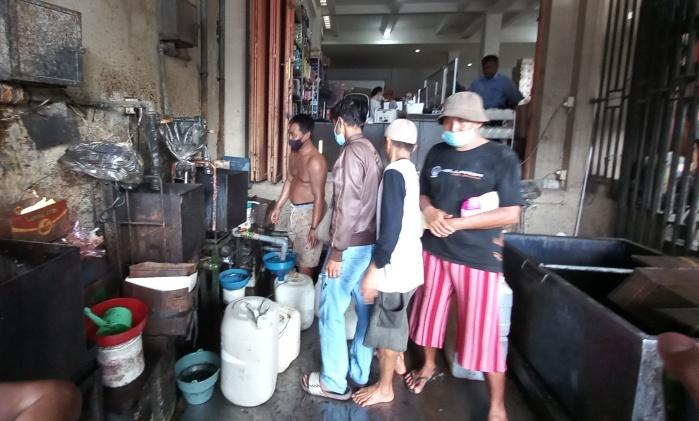 antrean-warga-beli-minyak-curah-di-kudus-25322.jpg