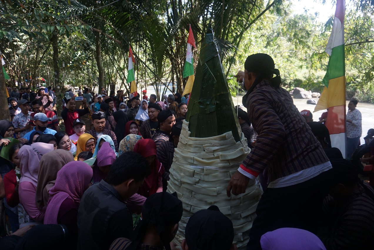 Syawalan di Desa Cepokokuning Batang, Warga Berebut Getuk Raksasa Setinggi 2 Meter Berat 2 Kuintal