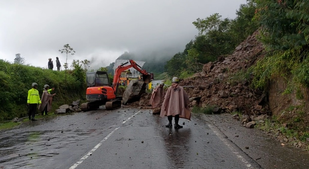Evakuasi Longsoran di Jalan Tembus Tawangmangu Karanganyar Dihentikan, Arus Lalin Masih Dialihkan