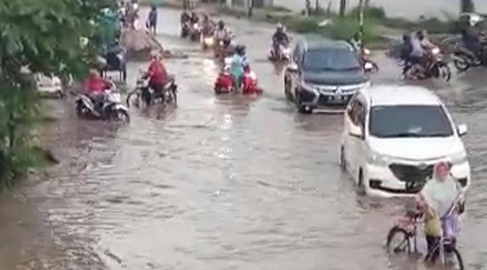 Empat Jam Diguyur Hujan, Jalur Pantura di Kaligawe Semarang Terendam Banjir