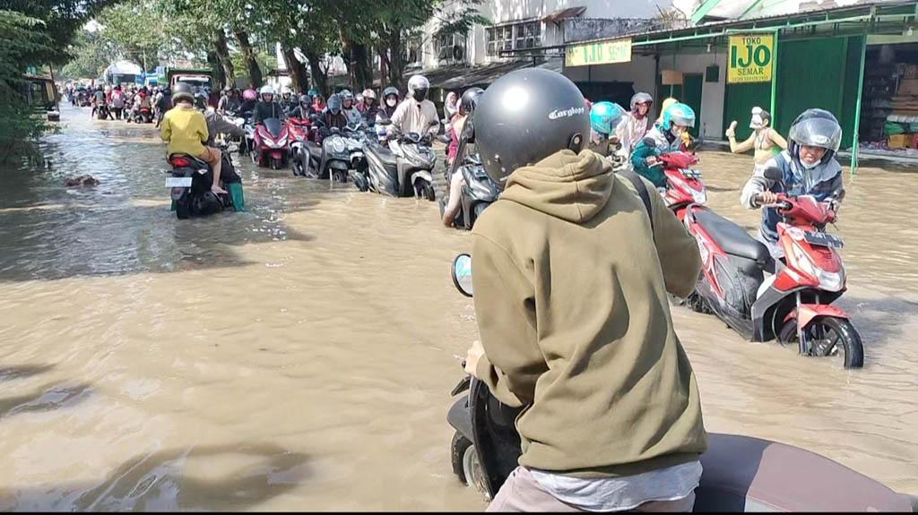 Banyak Motor Mogok Lewati Genangan Banjir di Tanjungkarang Kudus, Bikin Macet 2 Jam