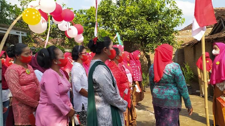 Upacara dan Fashion Show Ramaikan Ibu-ibu Jamu Gendong di Sragen yang Merayakan HUT RI