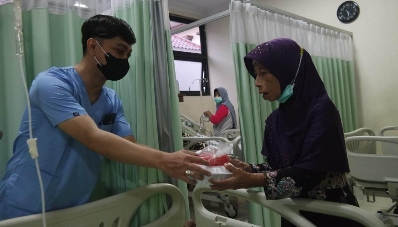 buka-puasa-gratis-untuk-penunggu-pasien-di-rsud-dr-Loekmono-Hadi-Kudus.jpg