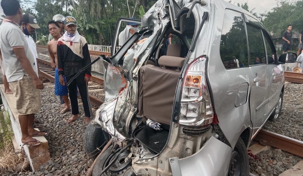 daihatsu-xenia-dihantam-kereta-api-kecelakaan-kereta-banyumas.jpg
