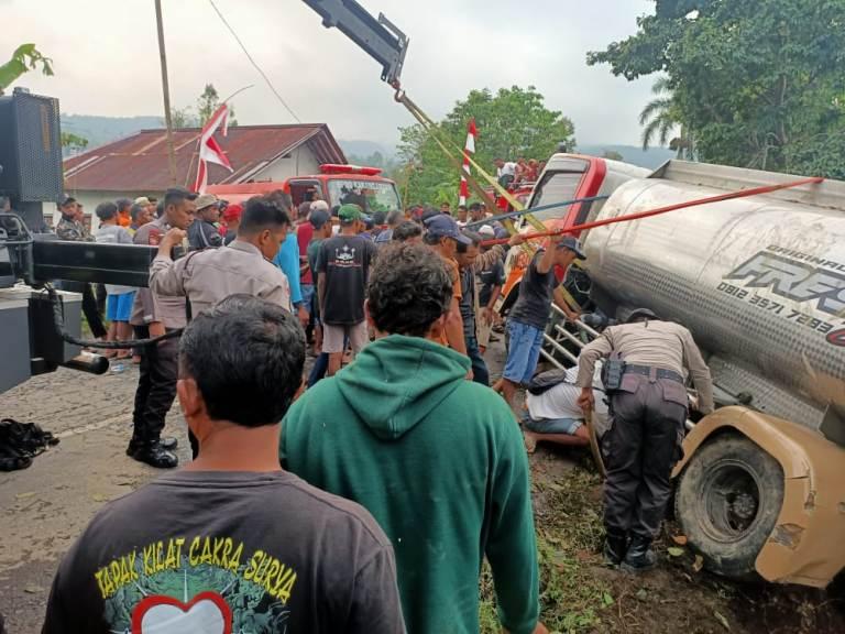 Transformer Milik Polres Karanganyar Evakuasi Truk Tangki Air Terperosok di Pekarangan Warga