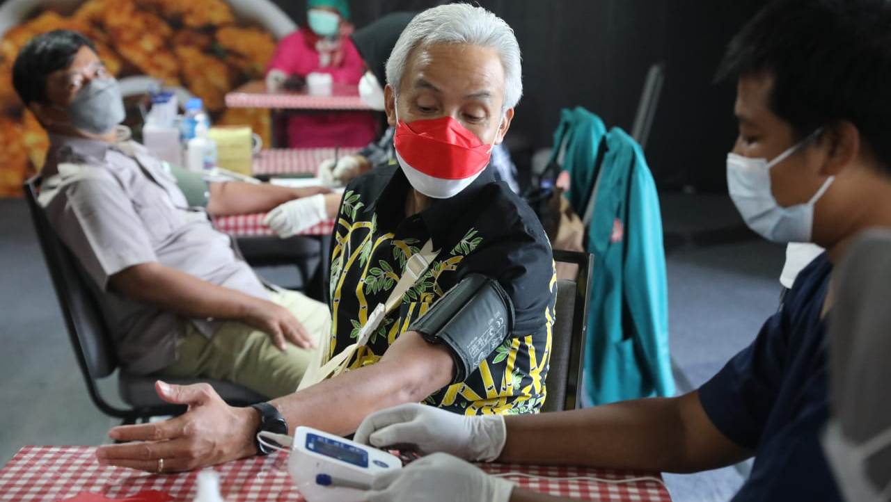 ganjar-antisipasi-lonjakan-covid-19-periksa-tekanan-darah.jpg