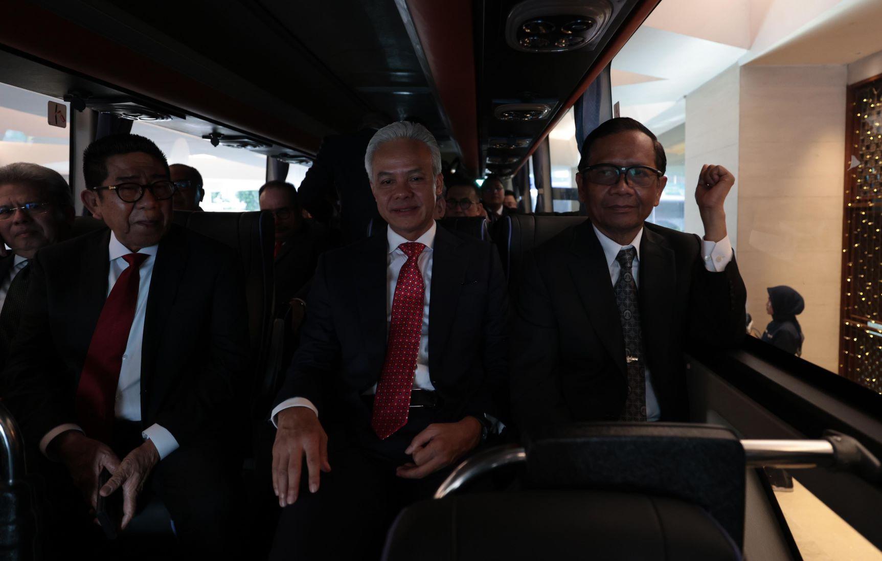 ganjar-mahfud-naik-bus-putusan-MK.jpg