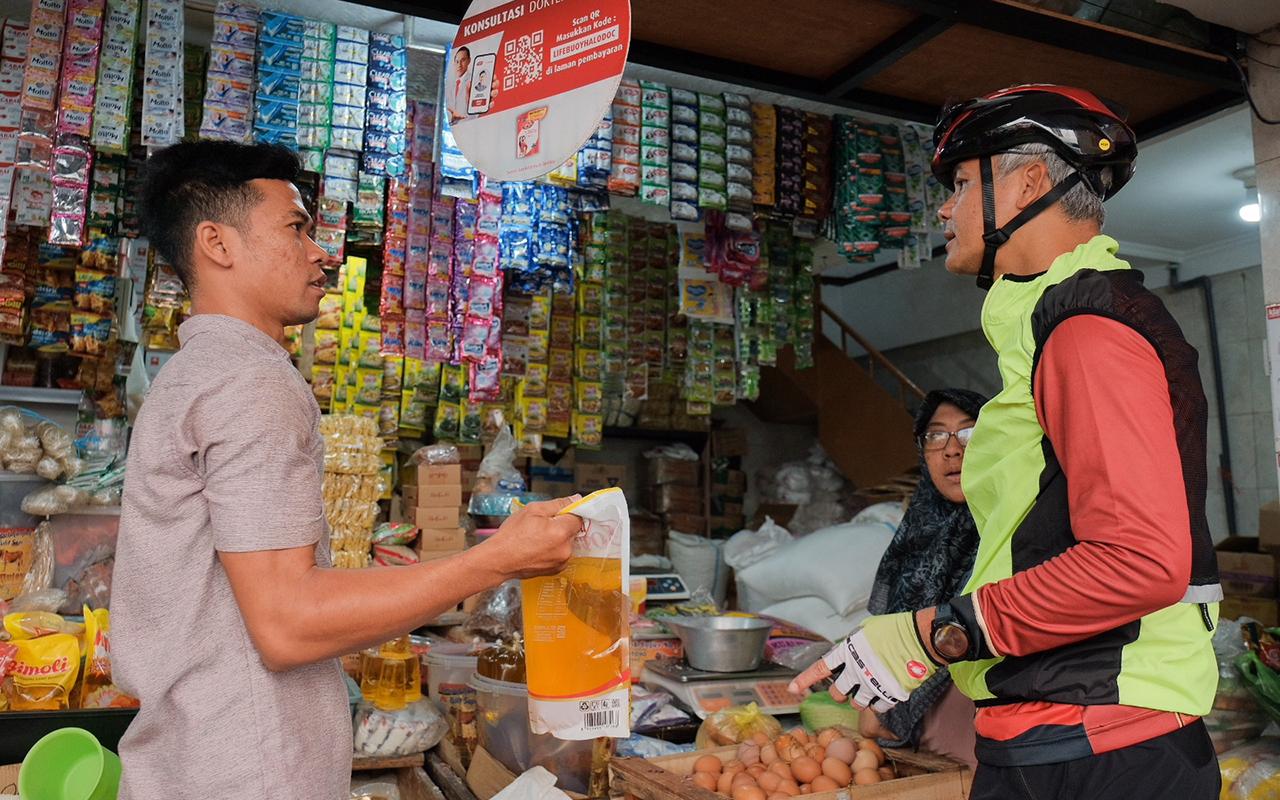 Ganjar Pranowo Gowes ke Pasar, Cek Harga Beras dan Stok Minyak di Semarang
