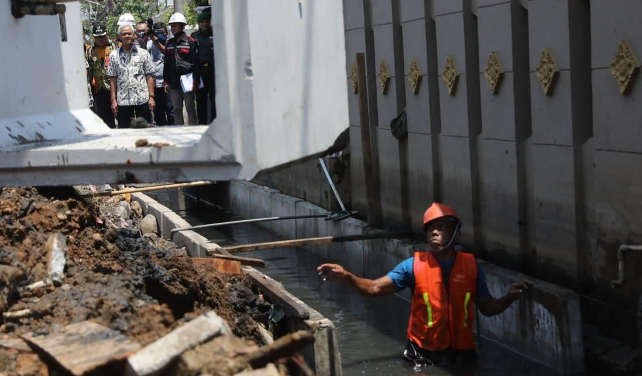 ganjar-tinjau-drainase-dan-tanggul-laut-pekalongan.jpg