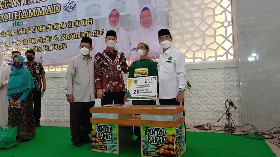 Bupati Kudus Hartopo Serahkan 20 Gerobak Gratis dari Baznas untuk Puluhan PKL