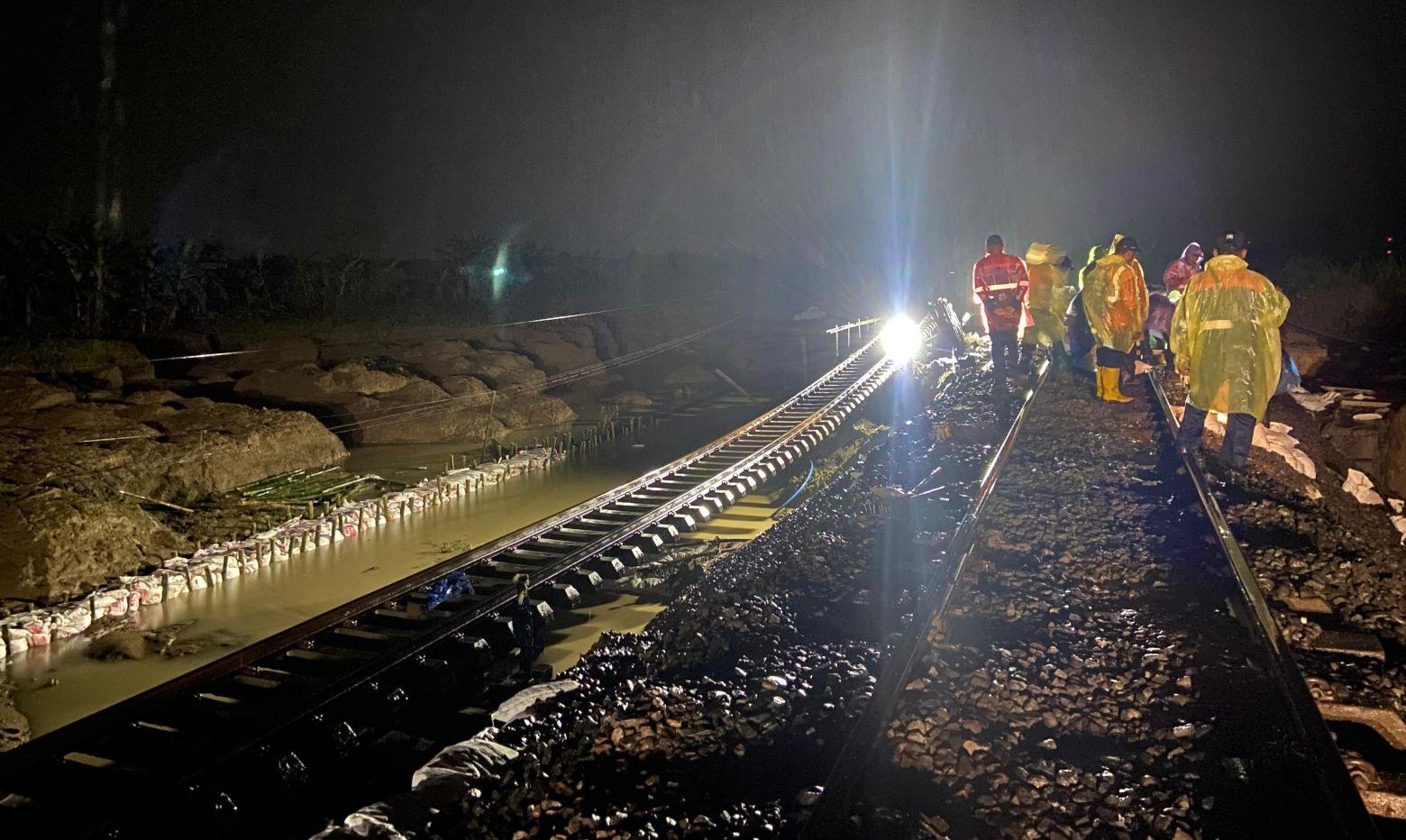Tergenang Air, Jalur Rel Kereta Api Stasiun Gubug-Karangjati Grobogan Kembali Ditutup