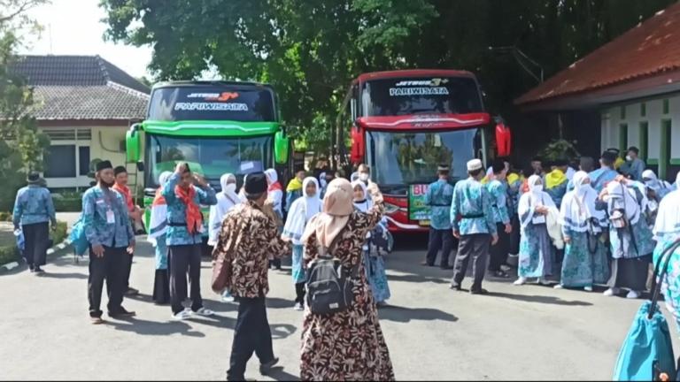Antar Pemberangkatan Rombongan Haji, Wabup Mbak Etik Titip Doa Agar Blora Tentram dan Aman