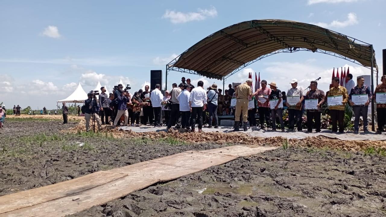 Jokowi Sindir Penyelenggara Acara Penyerahan Sertifikat Tanah di Blora Pilih Lokasi Becek