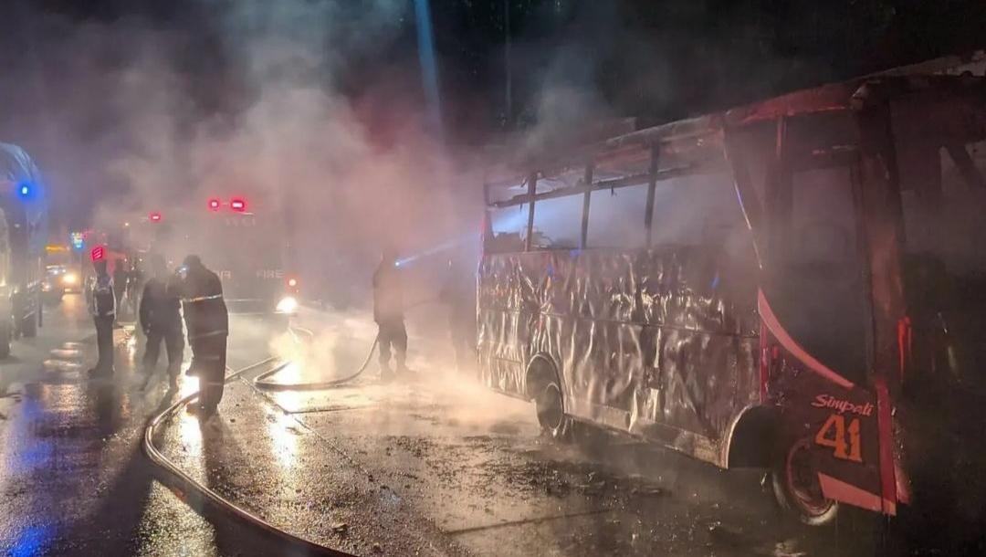 kebaran-bus-terbakar-tol-semarang-bus-hangus-terbakar.jpg