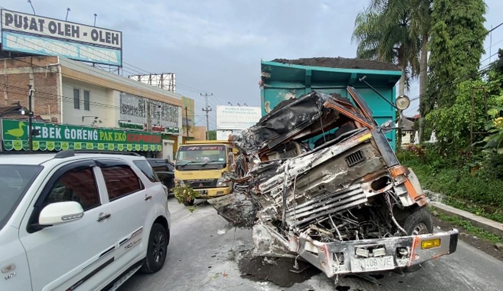 kecelakaan-truk-pasir-bawen-truk-kecelakaan-beruntun.jpg