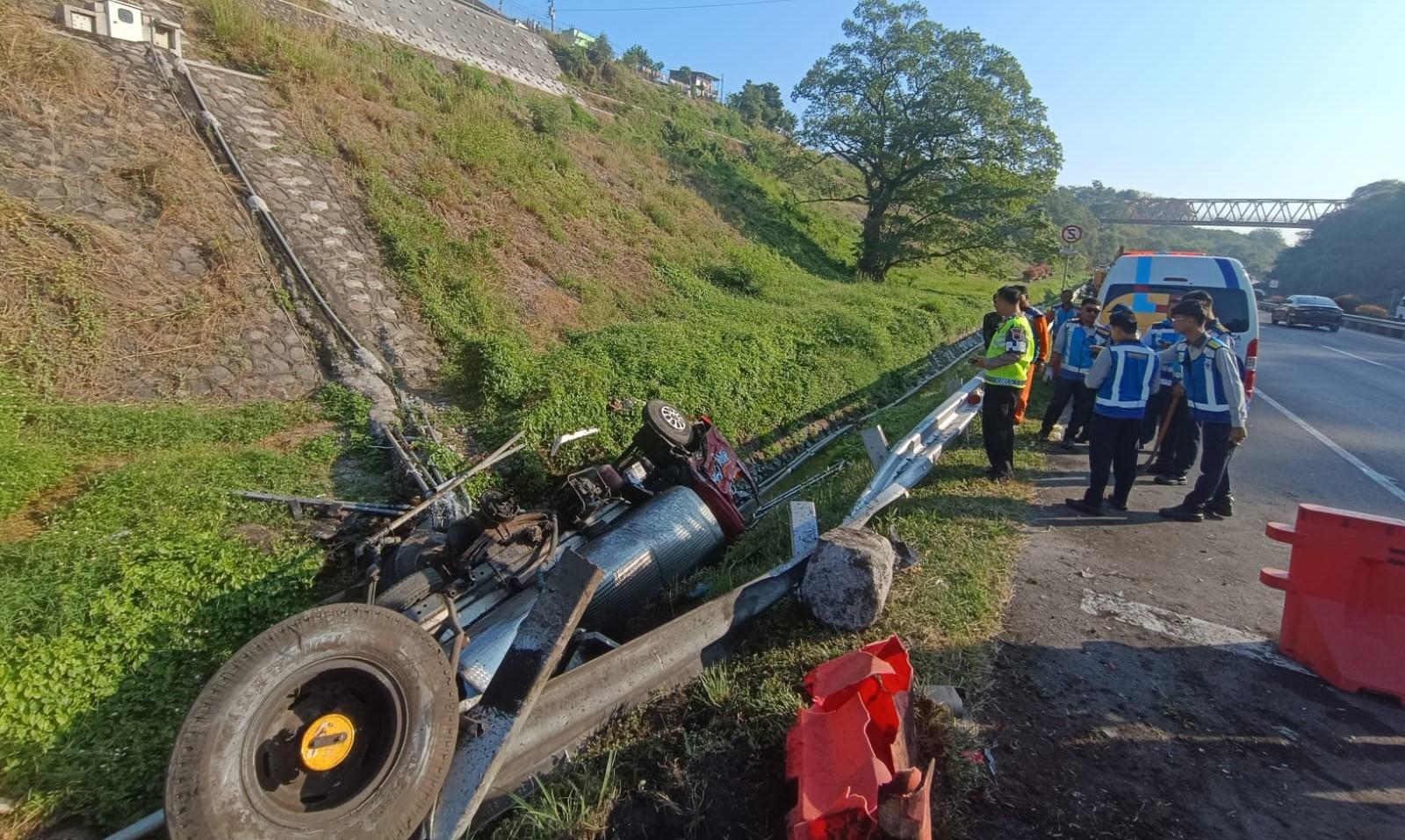 Kecelakaan di Tol Semarang, Truk Tangki Terguling Masuk ke Selokan, Diduga karena Rem Blong