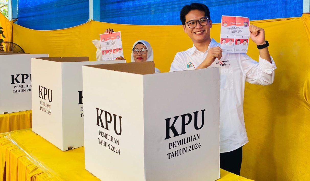 2 Calon Wakil Bupati Tegal Nyoblos di TPS yang Sama: Mujab Didampingi Ibu, Kholid bareng Istri