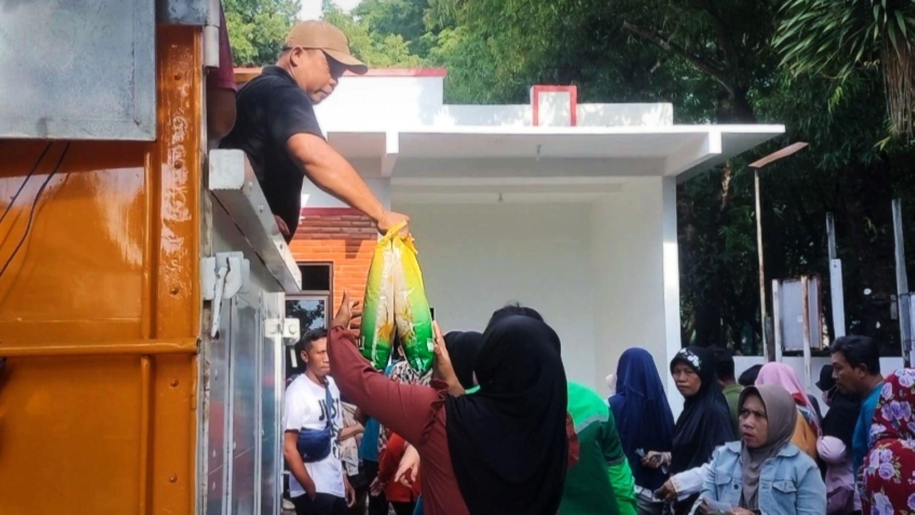 Dijual Rp52.000 Per 5 Kg, Beras Murah SPHP di Kudus Ludes Diborong Warga