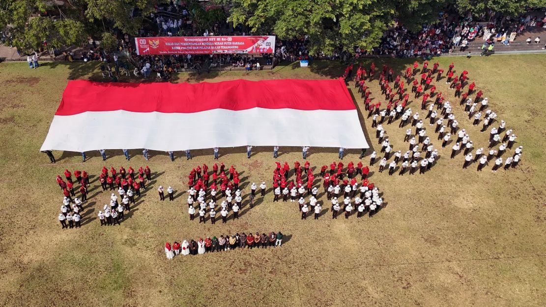 pelajar-temanggung-bentangkan-bendera-raksasa-030o2.jpg
