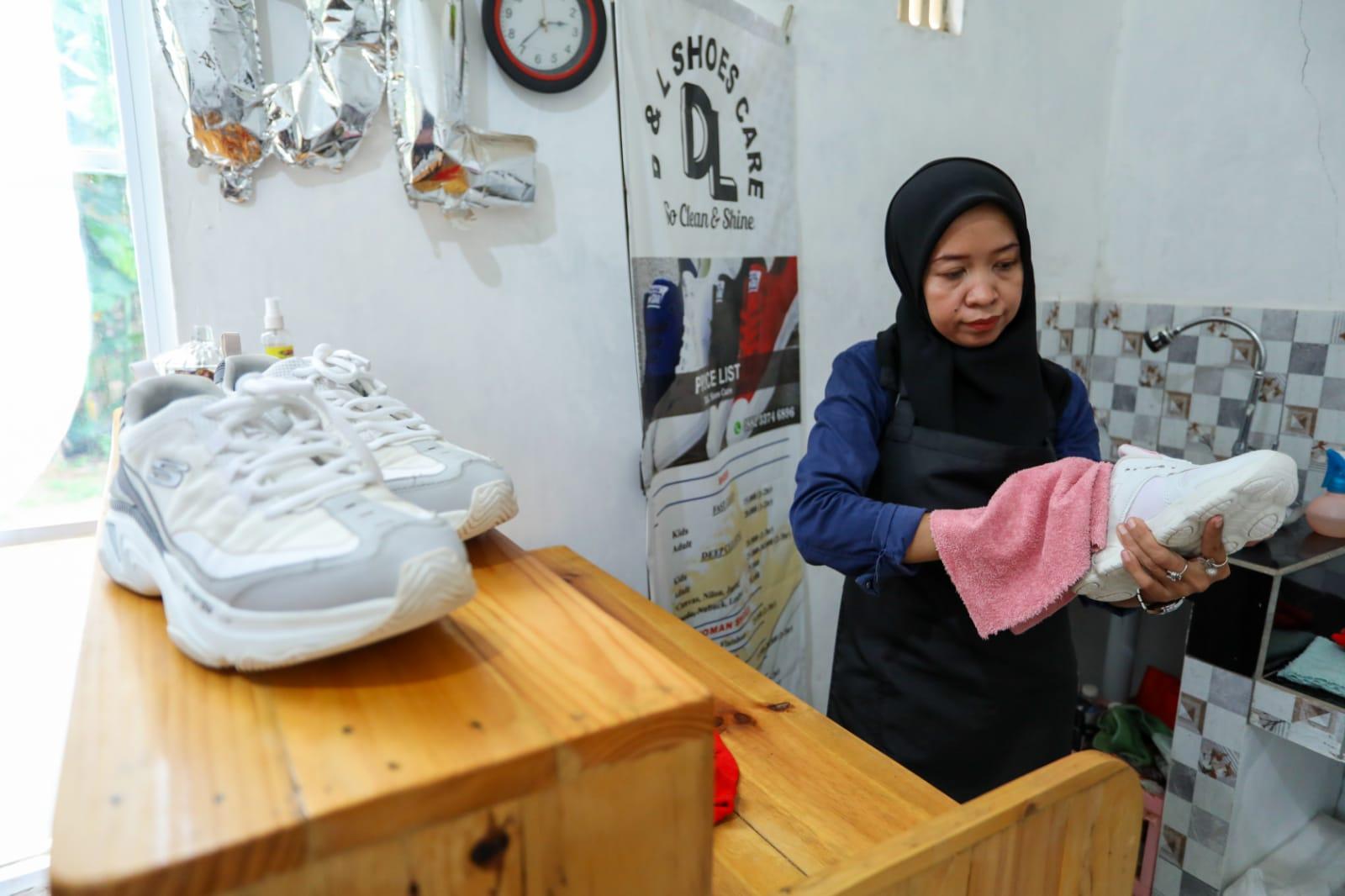 Kisah Sukses Asanah Buka Usaha Jasa Cuci Sepatu D&L Shoes Care di Pekalongan, Nongol di Lapak Ganjar