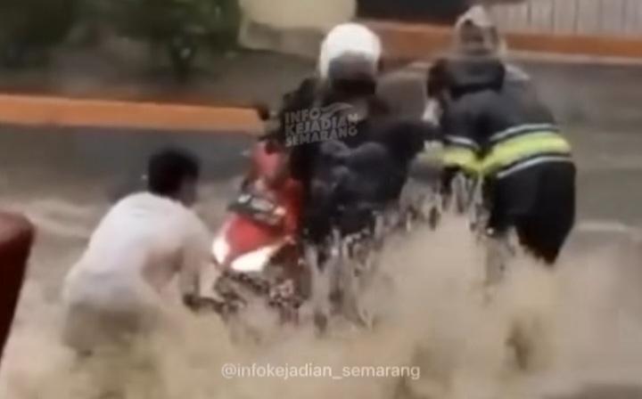 Viral Video Motor Jatuh Terhempas Diterjang Limpasan Air Hujan di Jalan Gunung Pati Semarang
