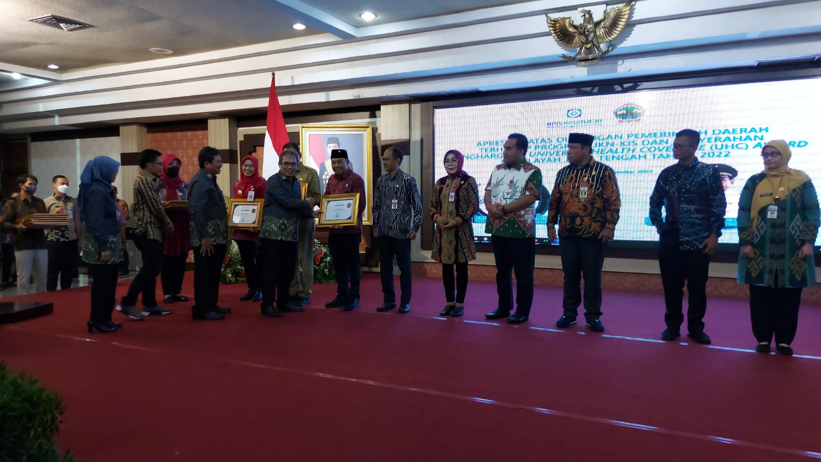 penghargaan-UHC-di-Gedung-Gradhika-Bhakti-Praja.jpg