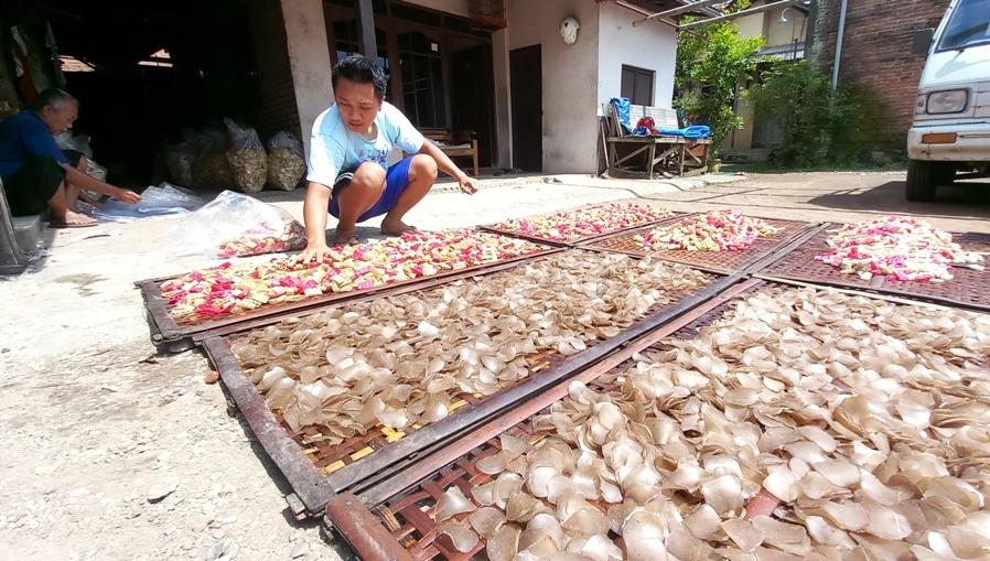 Pengakuan Pengusaha Krupuk di Kudus: Babak Belur Dihajar Keadaan, Minyak Mahal Tapioka Melambung