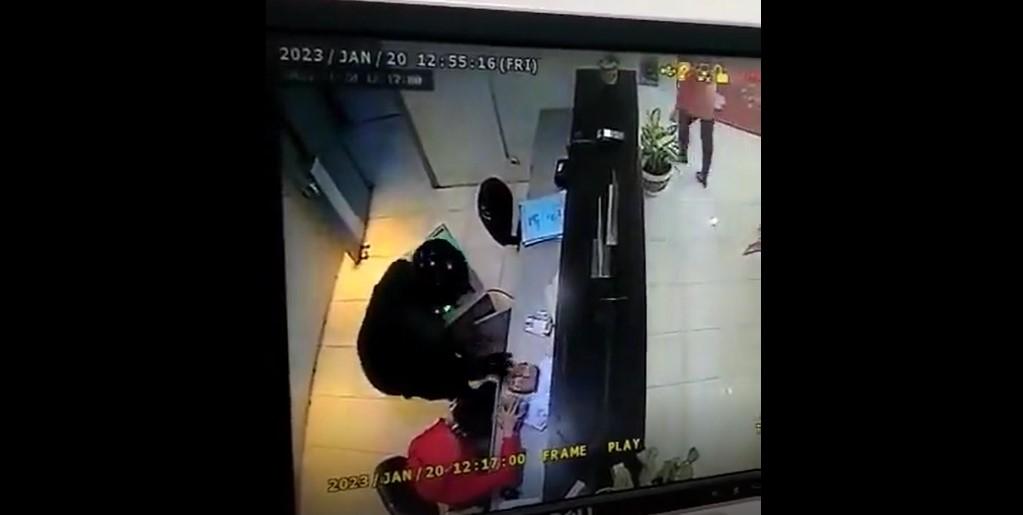 Perampokan Kantor BRI Lumajang Manfaatkan Waktu Salat Jumat, Pelaku 2 Orang Ancam Bacok Teller