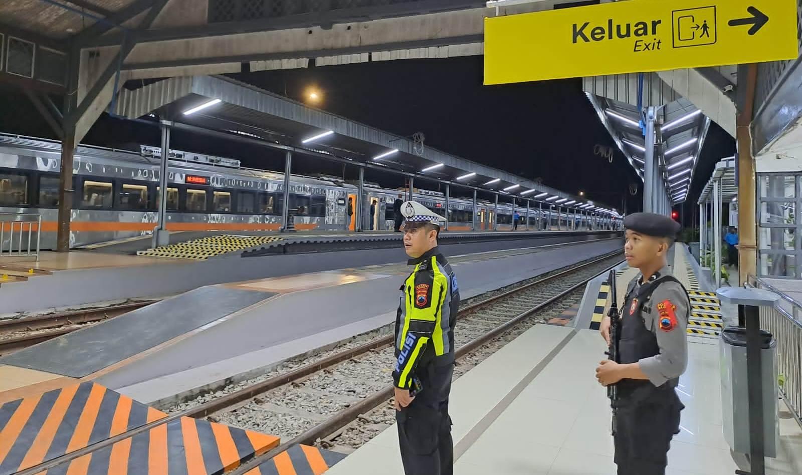 polisi-menjaga-stasiun-kereta-api-di-blora-selama-nataru.jpg