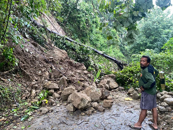 Longsor Terjang Susukan Ungaran, Tebing Setinggi 30 Meter Ambrol, Bebatuan Tutupi Jalan Desa