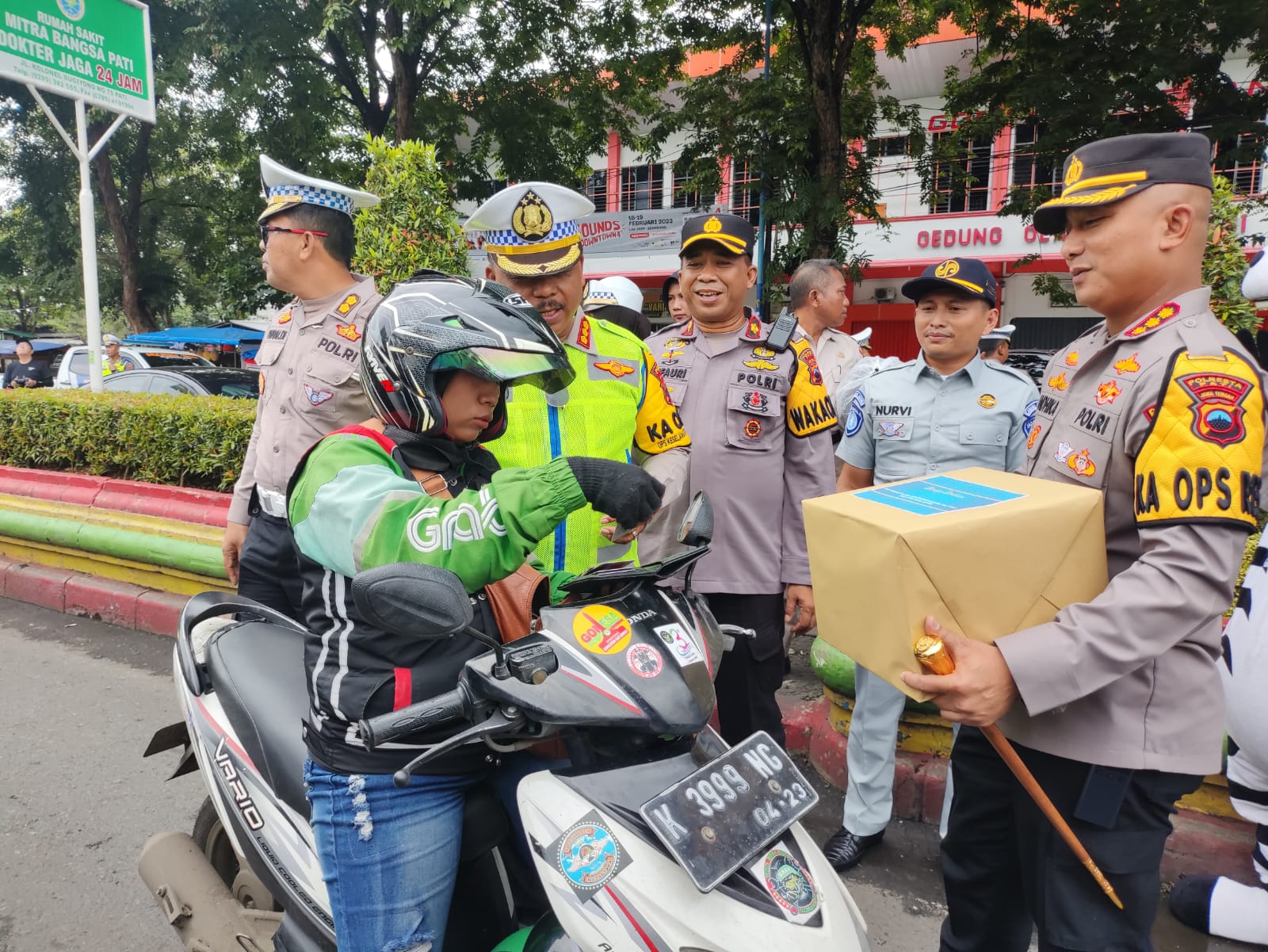 Dicegat Polisi, Driver Ojol Perempuan di Pati Ini Malah Senang Karena Pulang Bawa Sembako