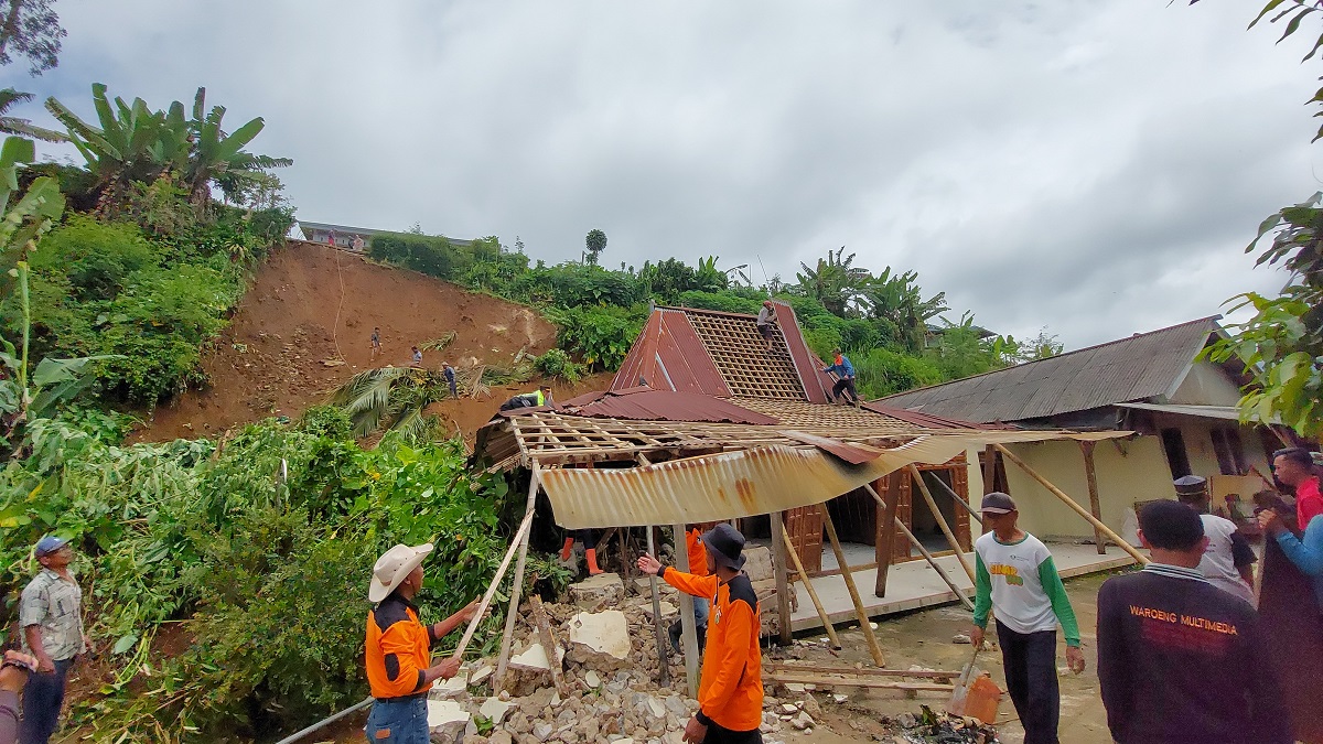 Asyik Terlelap, Remaja Tanggung Syamil Sempat Tertimbun Dinding yang Roboh Diterjang Longsor