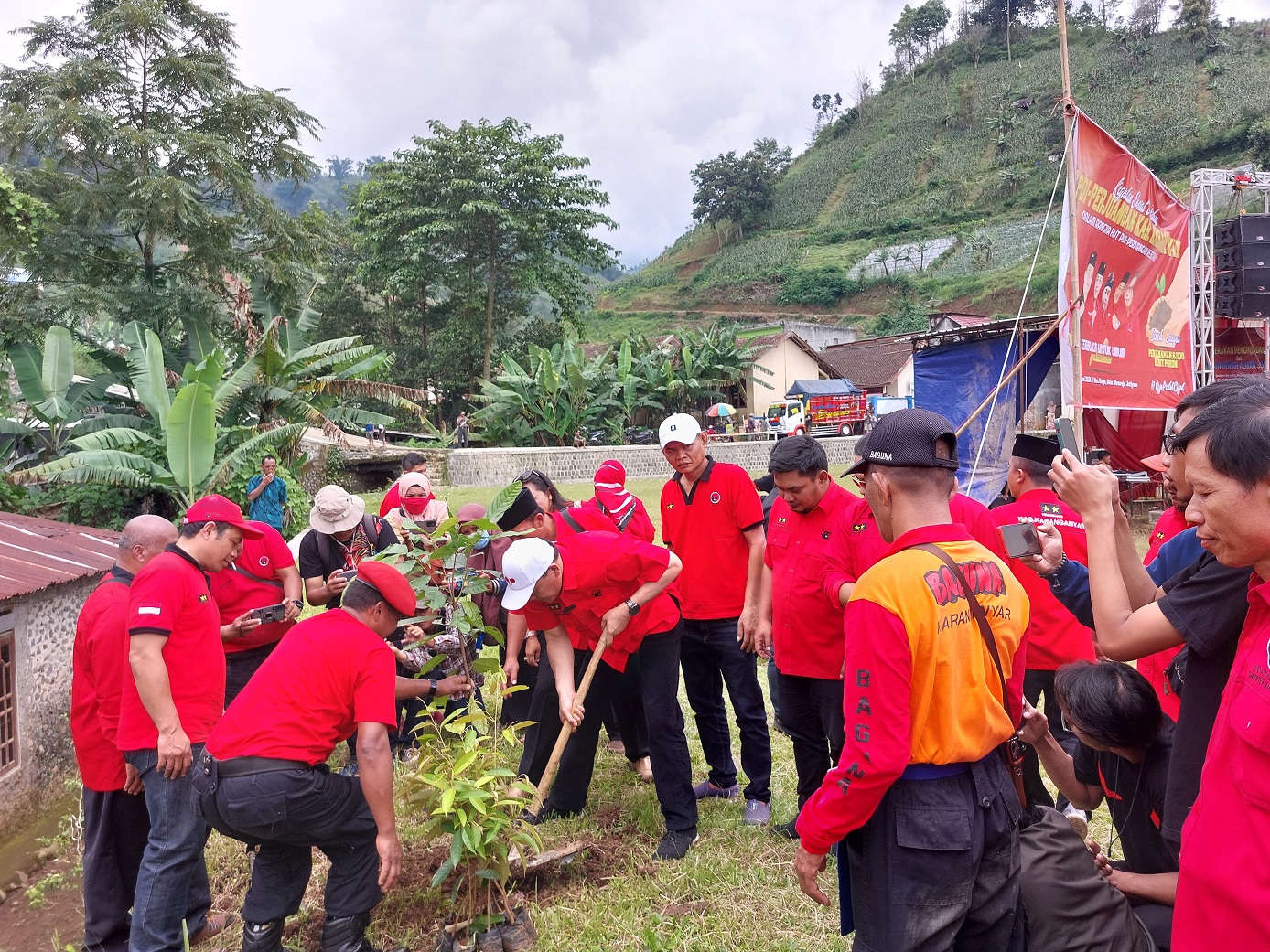 Peringati HUT PDI-P ke-50, 4.200 Bibit Pohon Ditanam di Jatiyoso Karanganyar