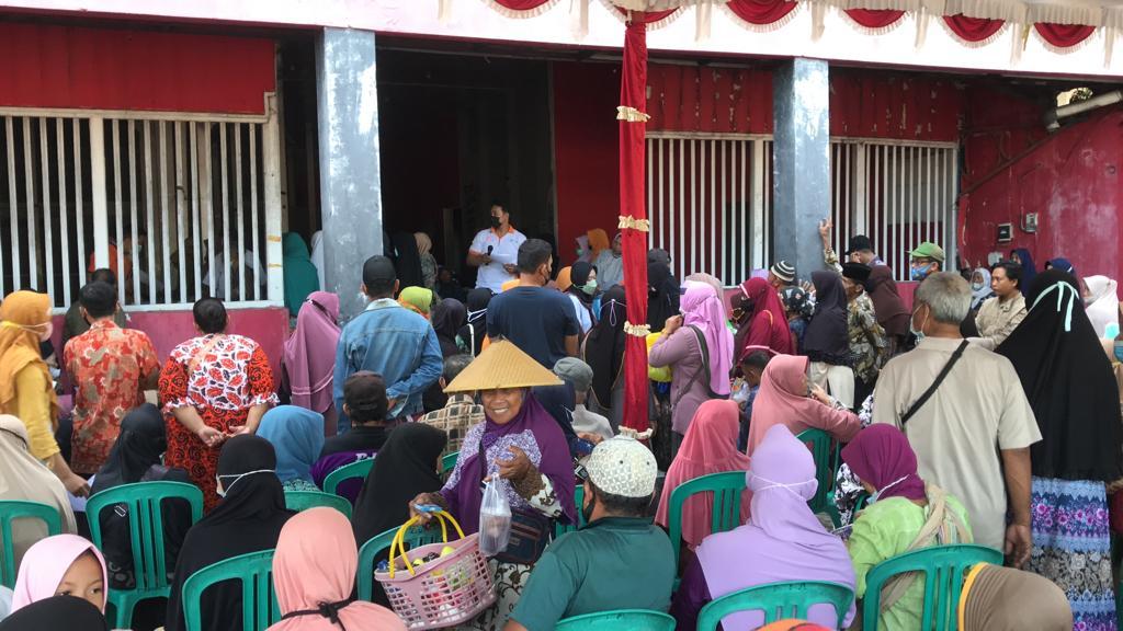 warga-demak-ambil-blt-bbm-2022.jpg