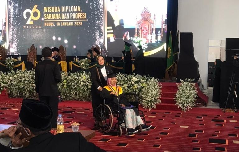 Ikut Wisuda Umku di Atas Kursi Roda, Nuryanti: Saya Dedikasikan untuk Semangat Anak Saya
