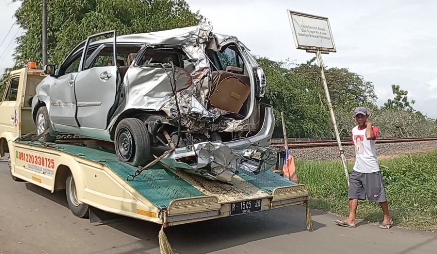 Update Xenia Disambar Kereta di Banyumas: Tabrak Warga Penjaga Perlintasan, 2 Orang Tewas