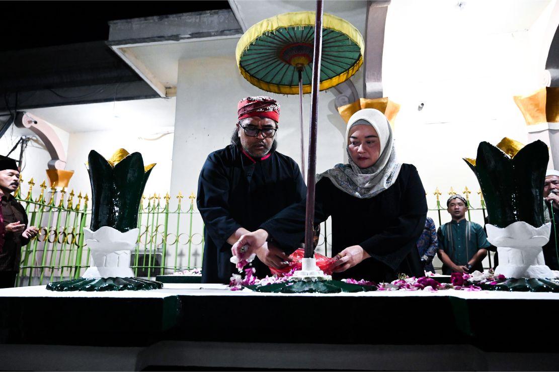 ziarah-makam-Bupati-Temanggung-pertama-Raden-Tumenggung-Ario-Djojonegoro.jpg
