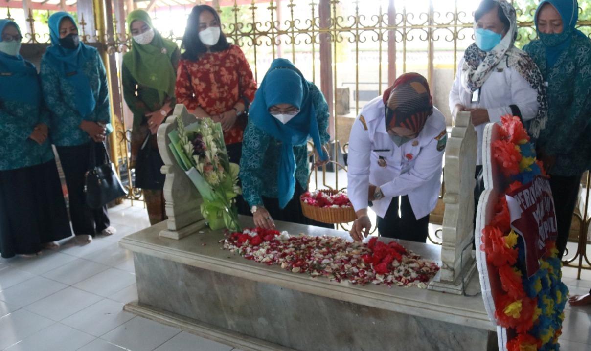 Ziarah ke Makam Kartini dan Potjut Meuriah Intan, Ini yang Dilakukan Wabup & Ketua TP PKK Blora