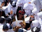 AKRAB-DENGAN-SISWA-Agus-Setyawan-Agus-Gondrong-bupati-mengajar-lldg.jpg