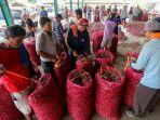 Aktivitas-jual-beli-antara-pedagang-dan-pembeli-di-Pasar-Bawang-Sengon-Brebes.jpg