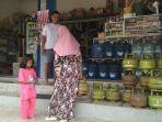 BELI-GAS-LPG-Sartinah-32-seorang-warga-gas-elpiji-3-kg.jpg