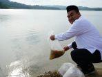 Bupati-Blora-Arief-Rohman-tebar-benih-ikan-di-Bendungan-Randugunting-1.jpg