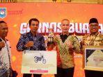 Bupati-Kudus-HM-Hartopo-dua-dari-kanan-menunjukkan-penghargaan-Garnas-Buana-Award.jpg